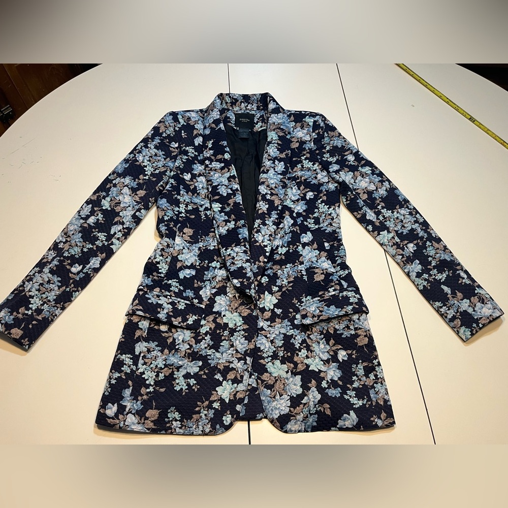 Smythe women’s size 4 Long Shawl Blazer in a blue and neutral-toned floral print